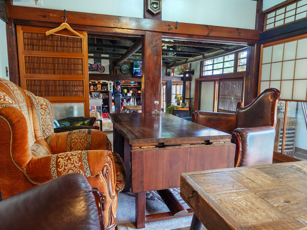 鉄馬厩（てつまや）店内
