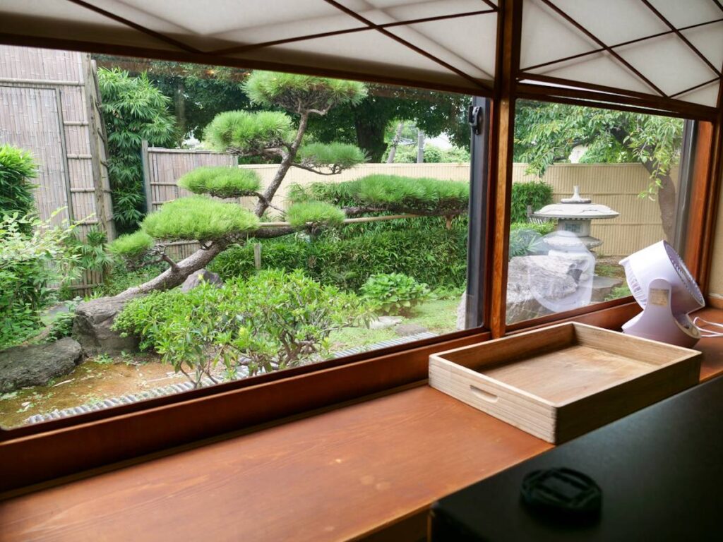 地焼うなぎ ひらさわ庭の様子