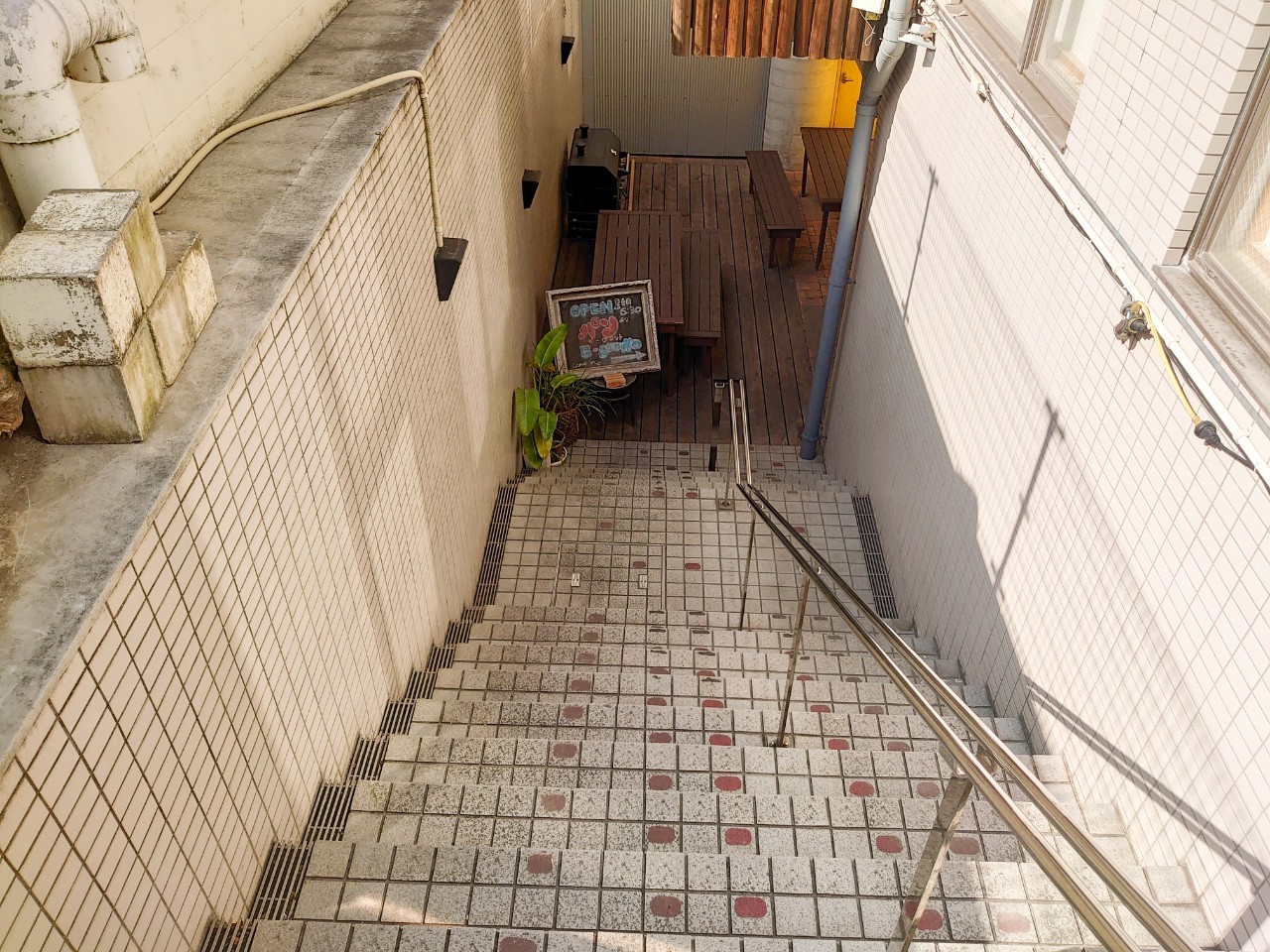 B-grottoお店の入り口への階段