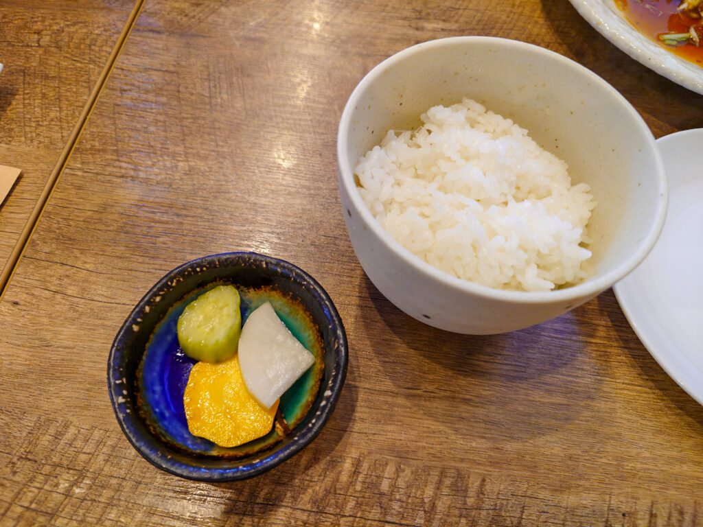 チャイニーズダイニング樓蘭のご飯と大根・きゅうり・ズッキーニの甘酢漬け