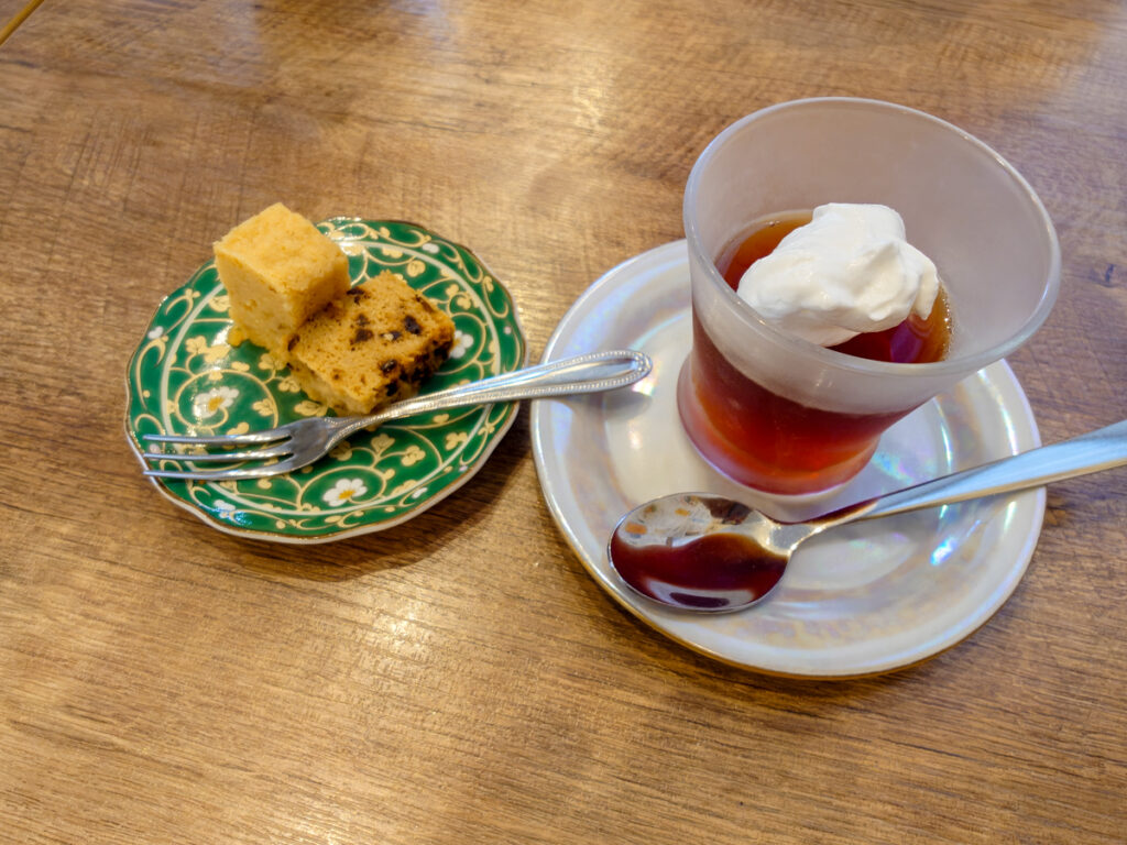 チャイニーズダイニング樓蘭のおからのケーキと紅茶ゼリー杏仁クリーム