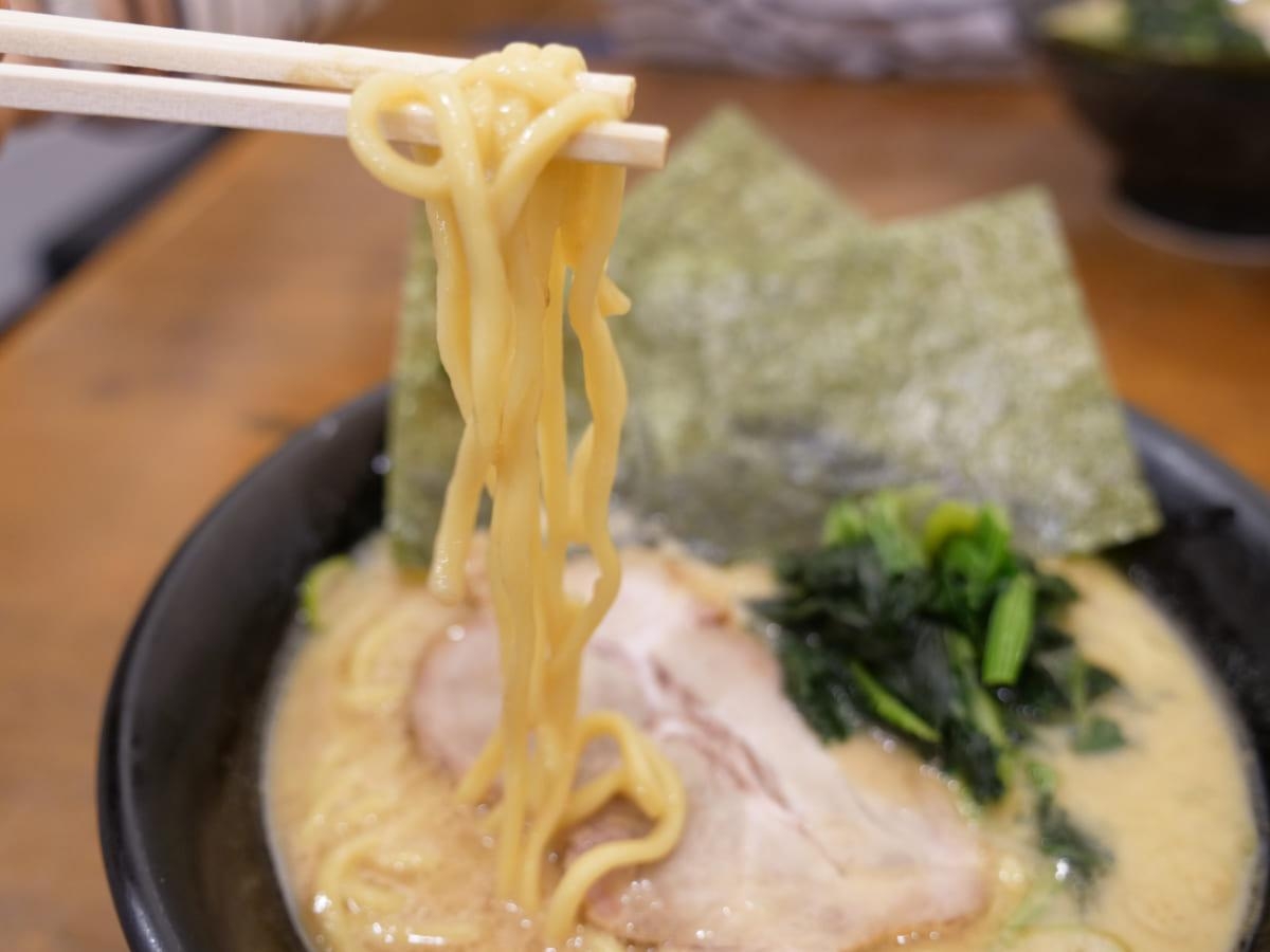 横浜家系ラーメン 濃厚家　定番ラーメンアップ