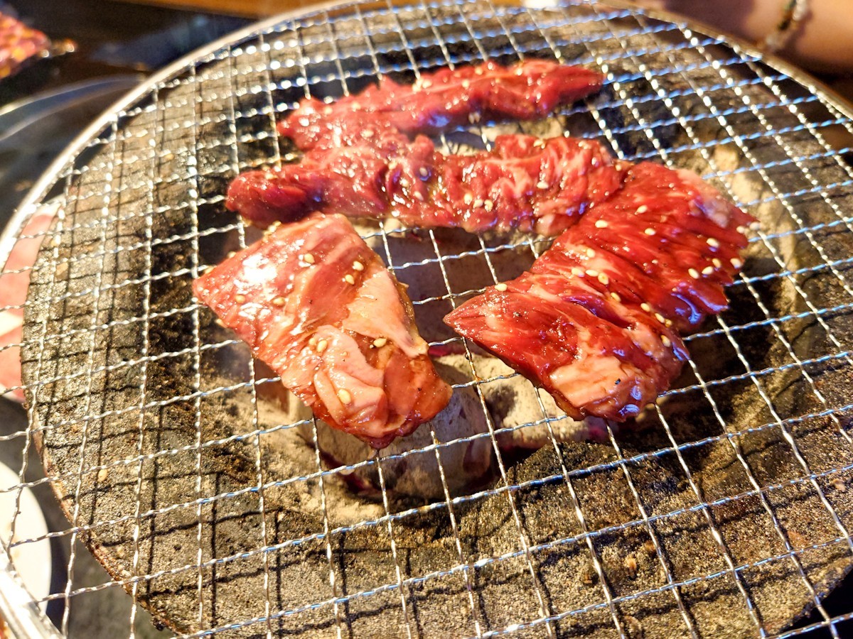 肉喰らう's飯山店　七輪に載せられた肉