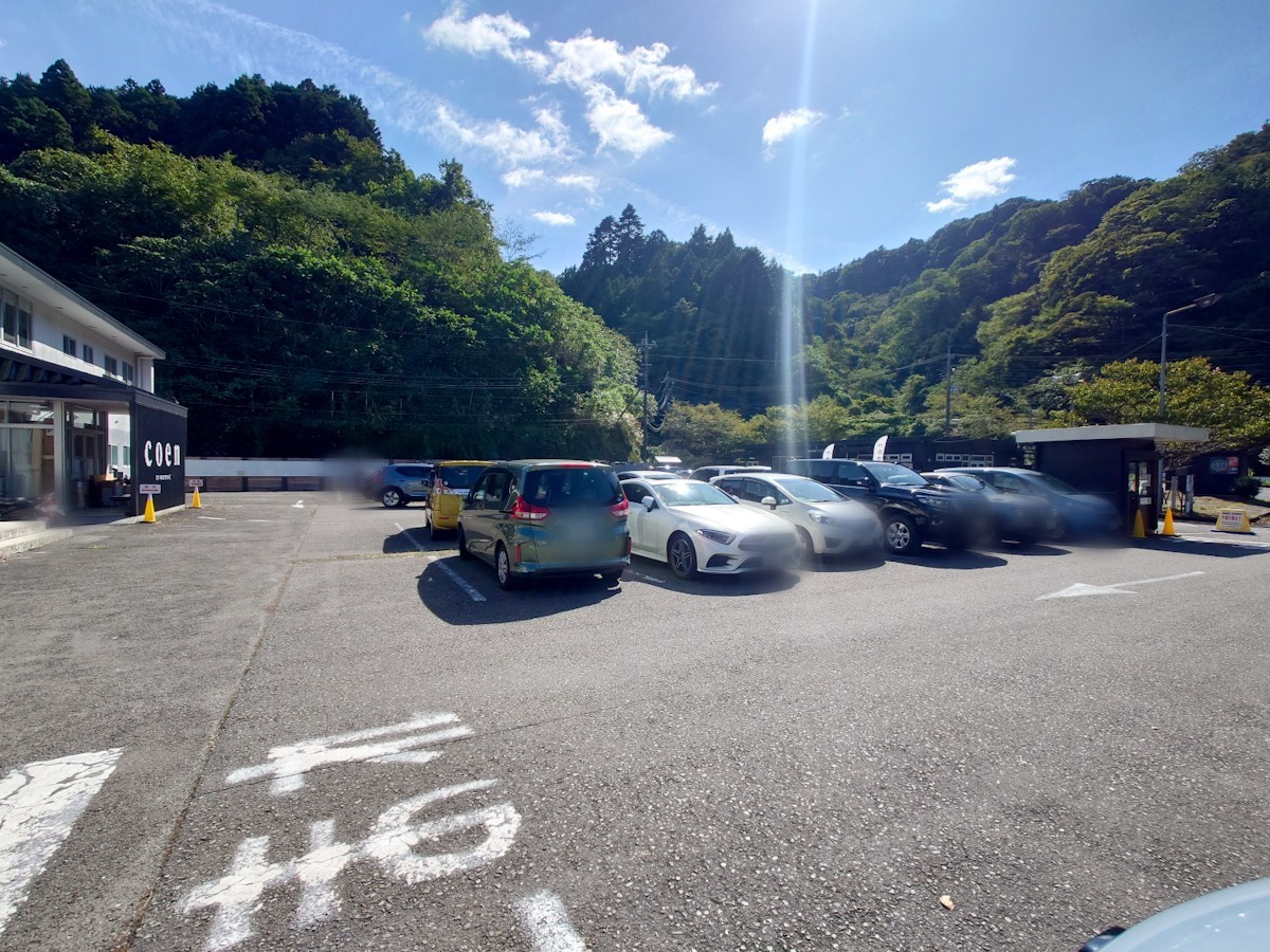 丸太小屋レストラン びんずる　駐車場