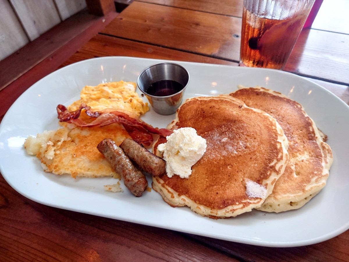 BRUNCHES (All Day Breakfast)　パンケーキ（スクランブルエッグ・アメリカンソーセージ）
 width=1200