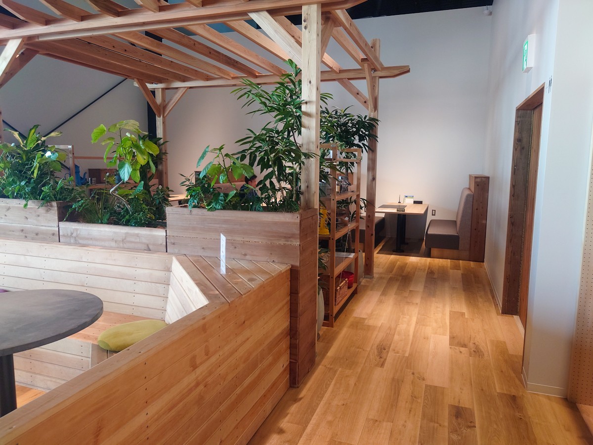 EINS-PARK-U-BASE-海⽼名店　通常のカフェスペース