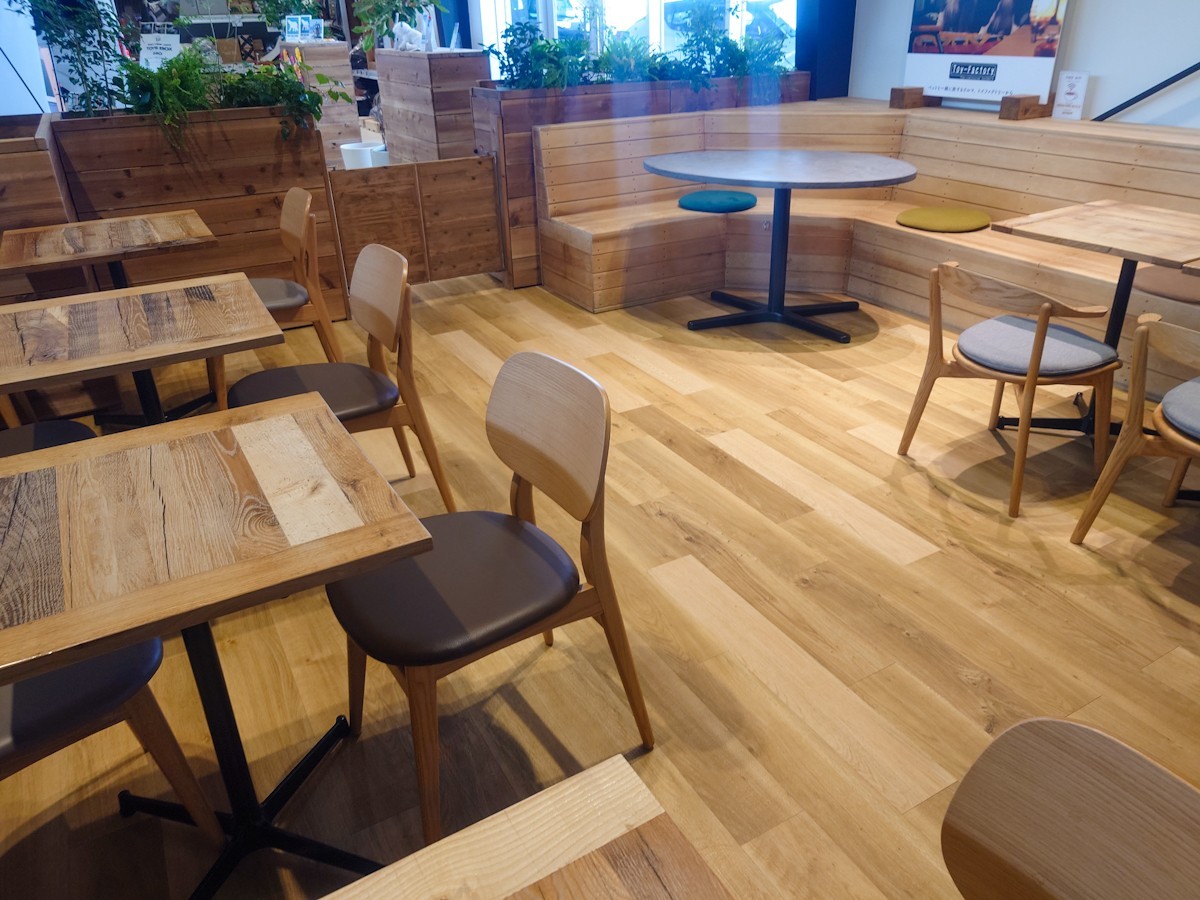 WEINS-PARK-U-BASE-海⽼名店 ドッグカフェスペース