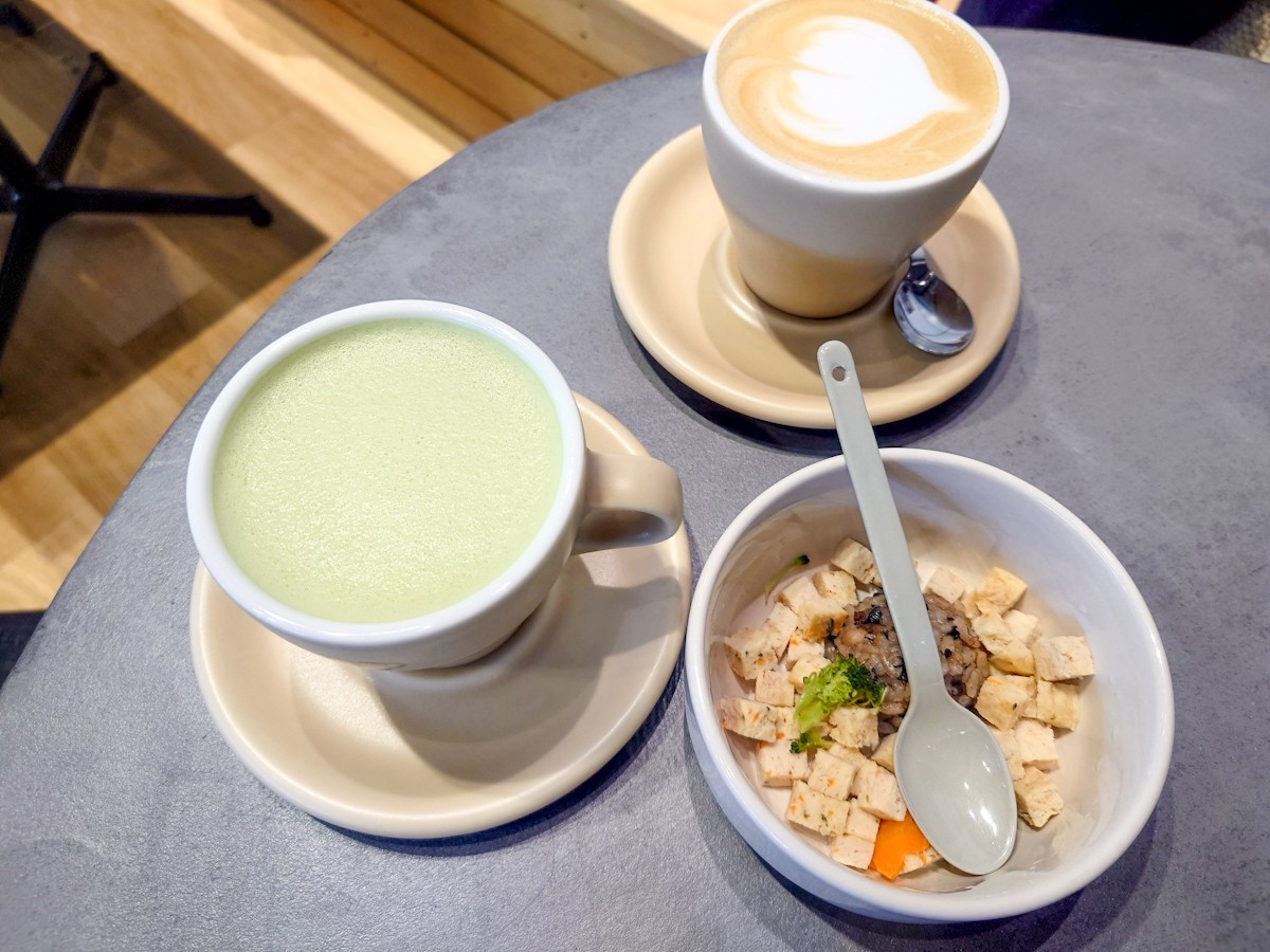 EINS-PARK-U-BASE-海⽼名店 到着した飲み物とワンコ用食事