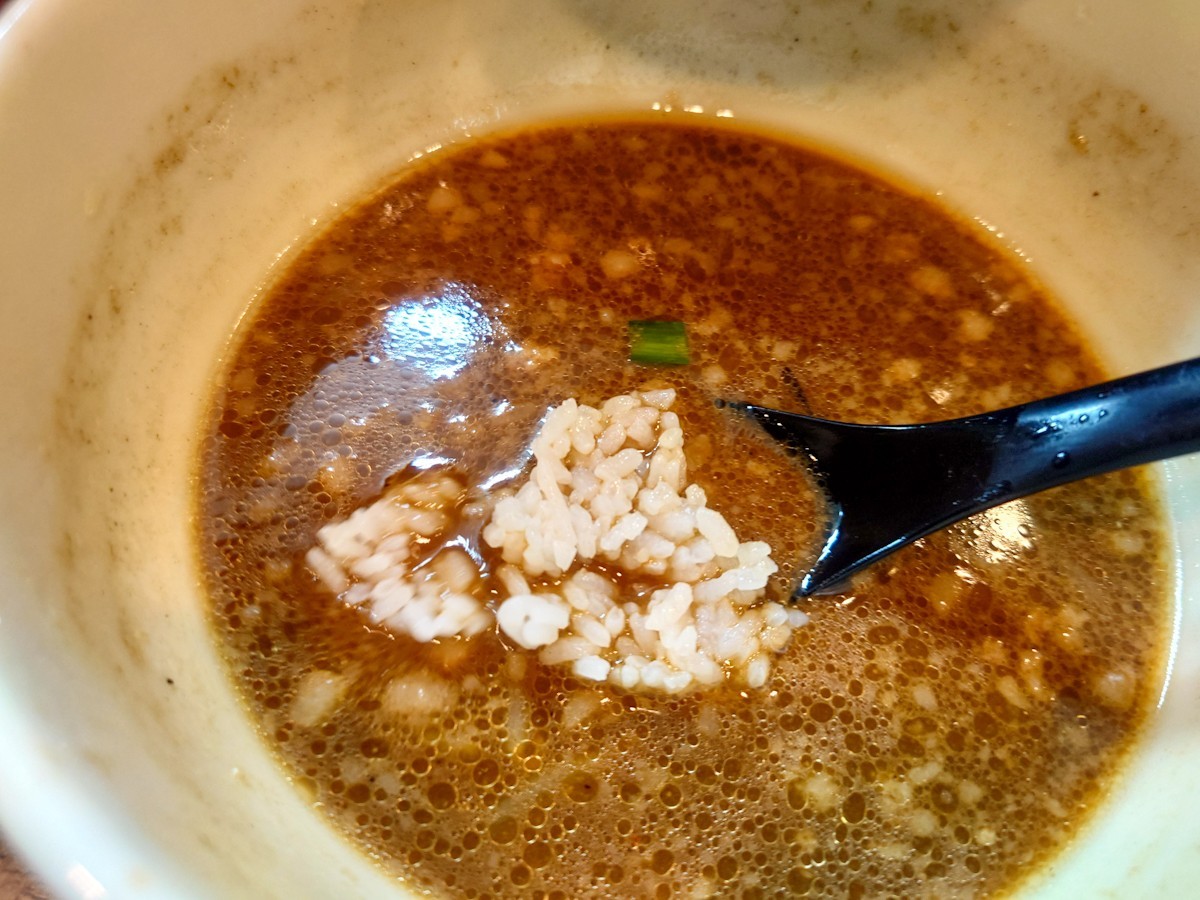 らーめん たきび　残りのスープにライスを入れた図