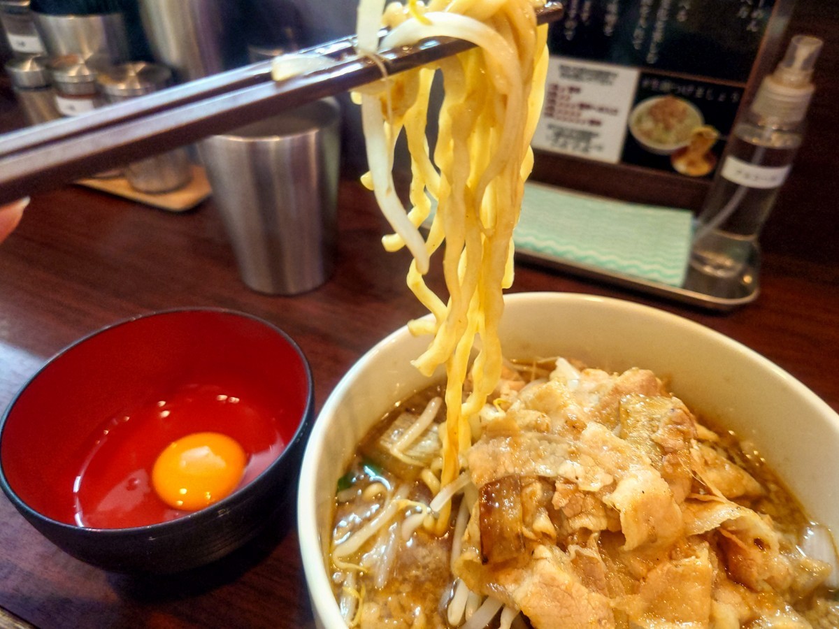 らーめん たきび　味噌ラーメンの麺を持ち上げたところ