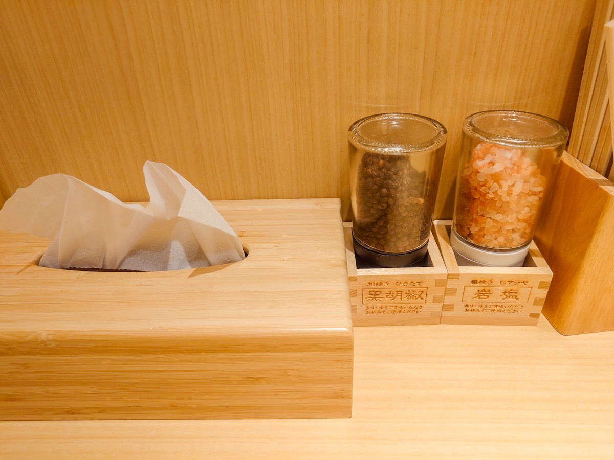鶏と蟹-中華そば-礎-本厚木駅　テーブル上の小物類
