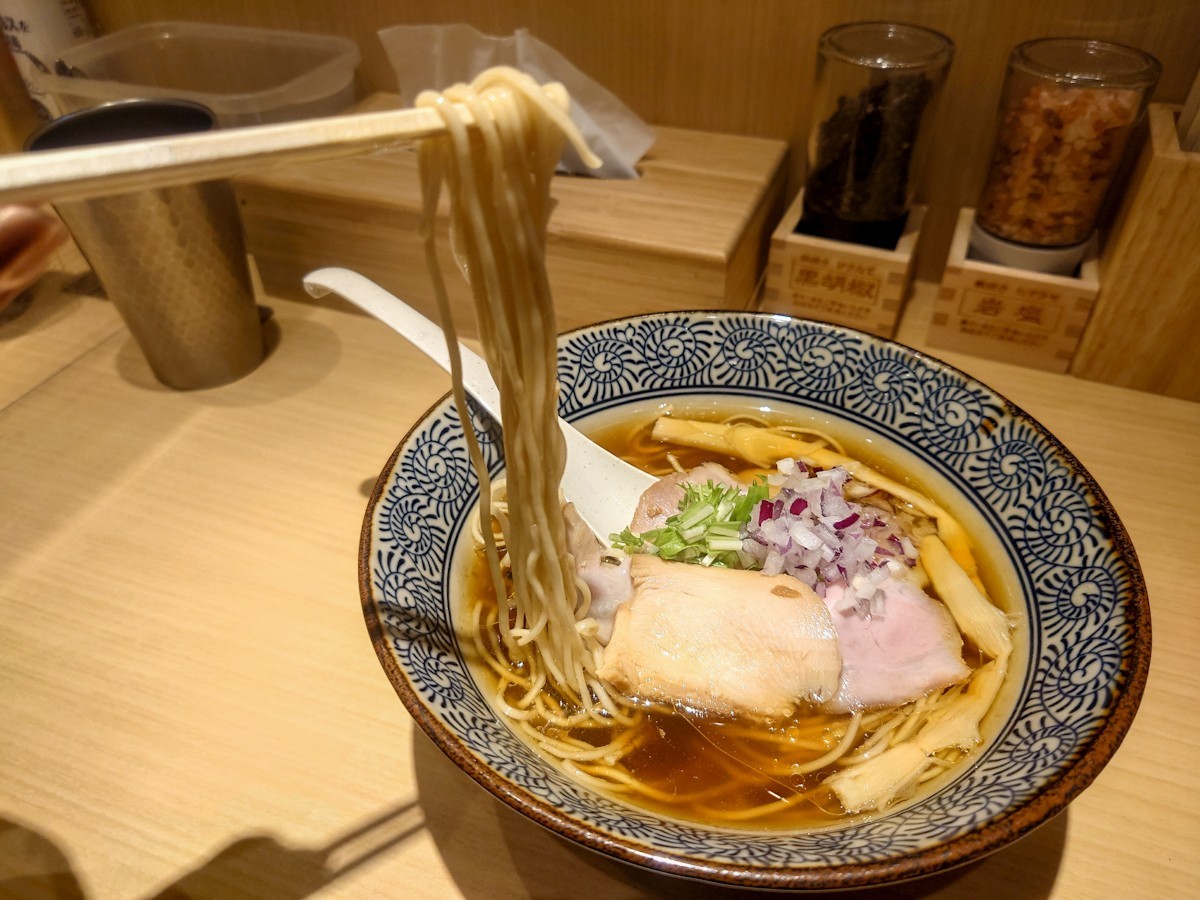 地鶏と蟹-中華そば-礎-本厚木駅　上州地鶏中華そばの麺を持ち上げているところ