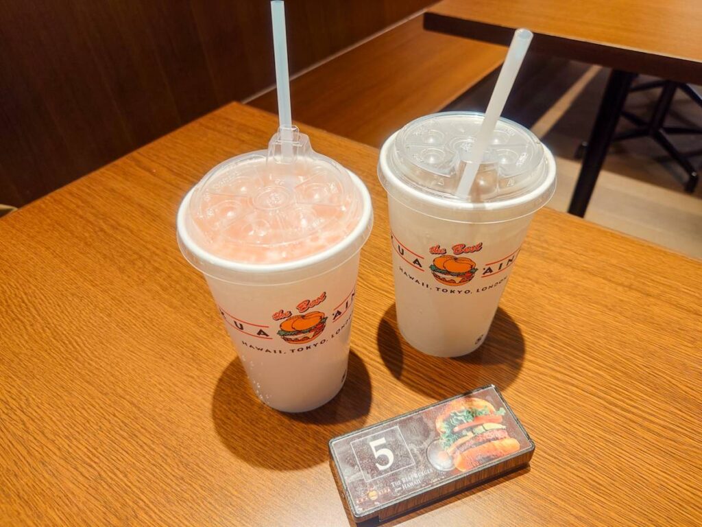 ロゴ入りカップのドリンクと呼び出しベル