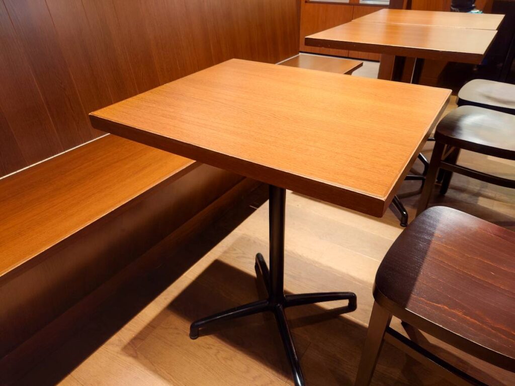 木目のテーブル席とベンチシート