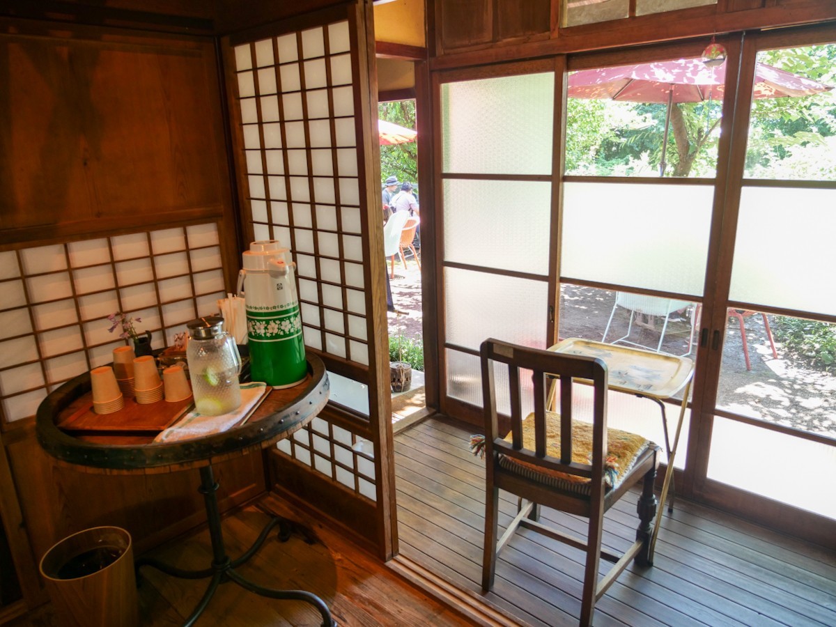 んごカフェかえる亭御代田 お店の縁側