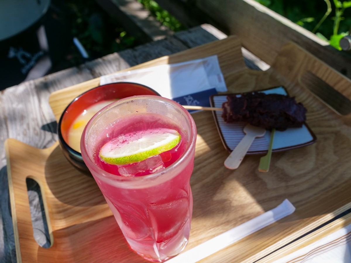んごカフェかえる亭御代田 だんご(あんこ)としそジュース炭酸割りと具沢山みそ汁