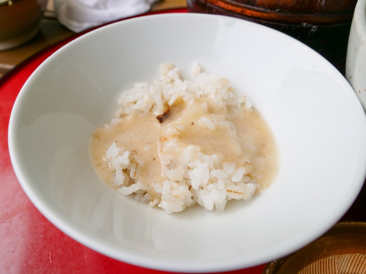 自然薯 茶茶 じねんのむら 飛騨高山店　ご飯にとろろをかけた画像