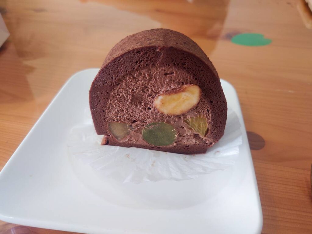 フルーツ入り“くろロール”の断面