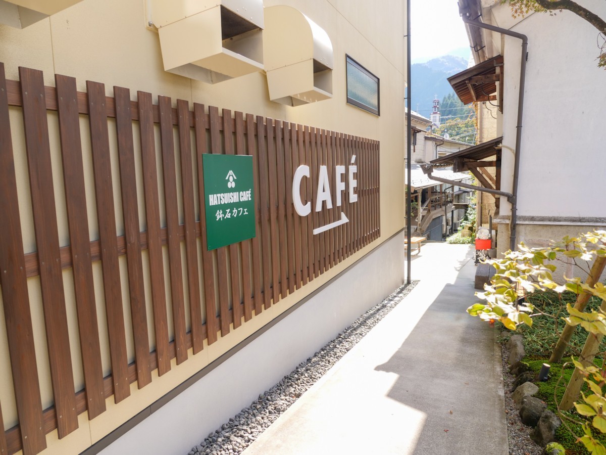 鉢石　お店への路地