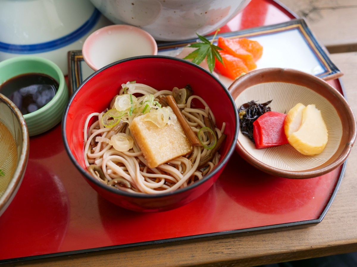 自然薯 茶茶 じねんのむら 飛騨高山店　とろろ御前 松についている蕎麦