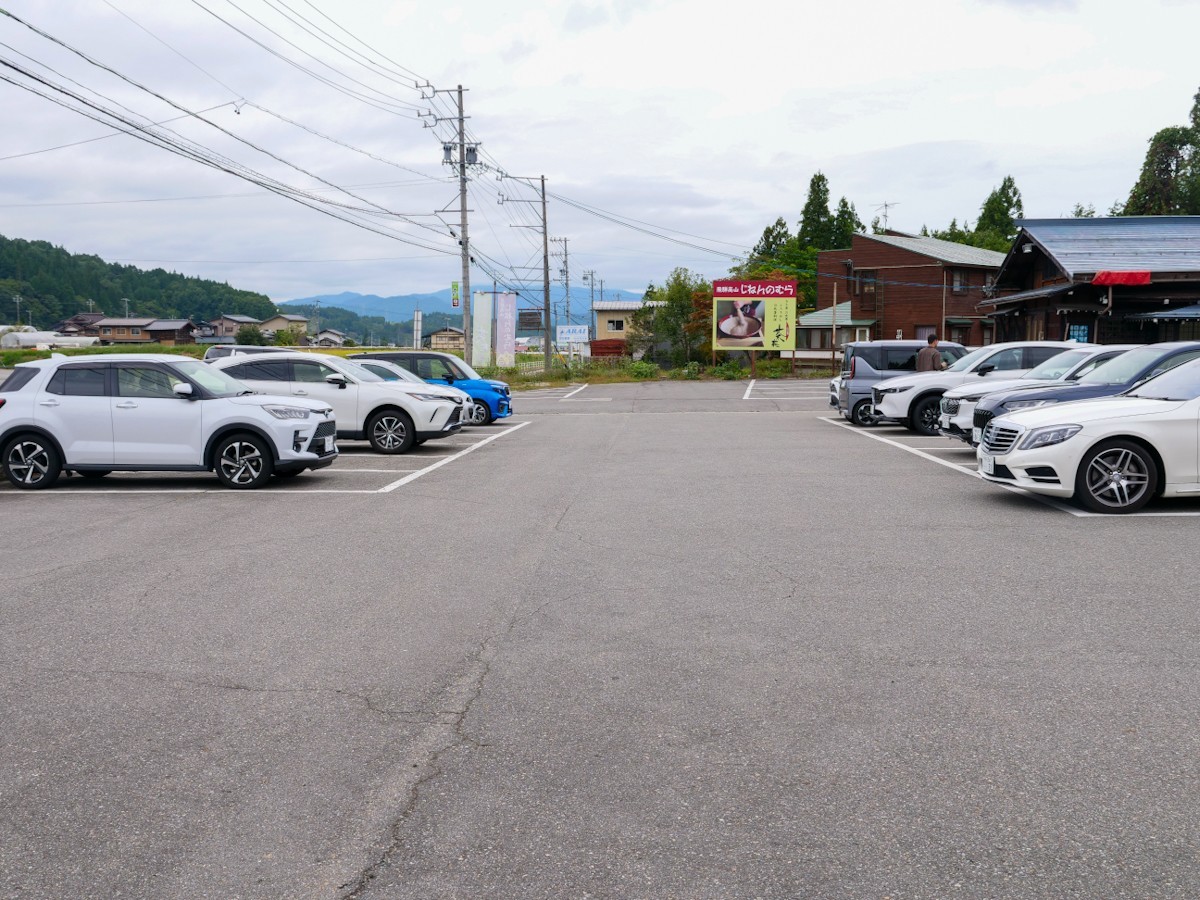 自然薯 茶茶 じねんのむら 飛騨高山店 駐車場