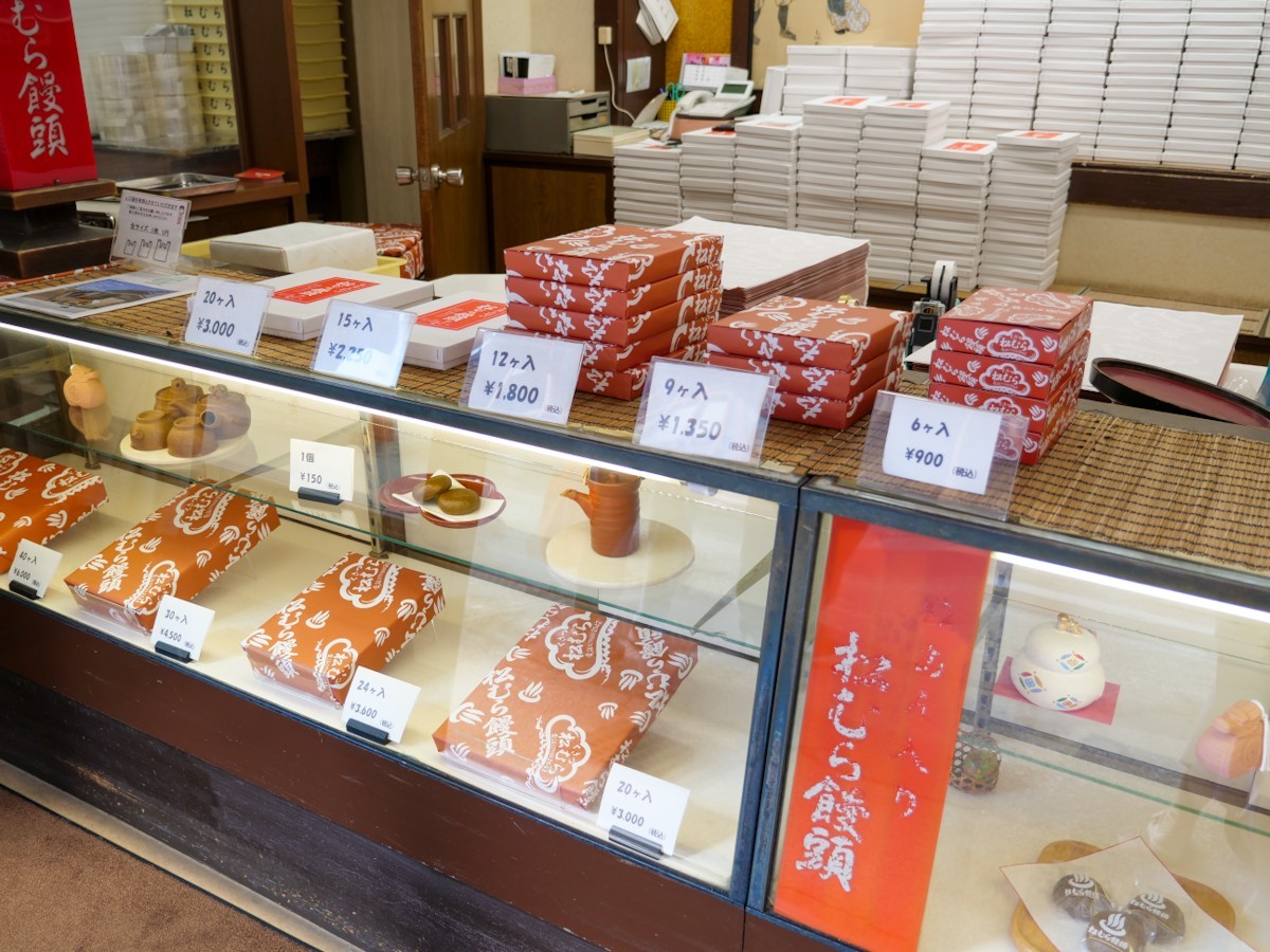 松むら饅頭　店舗にあるショーケース