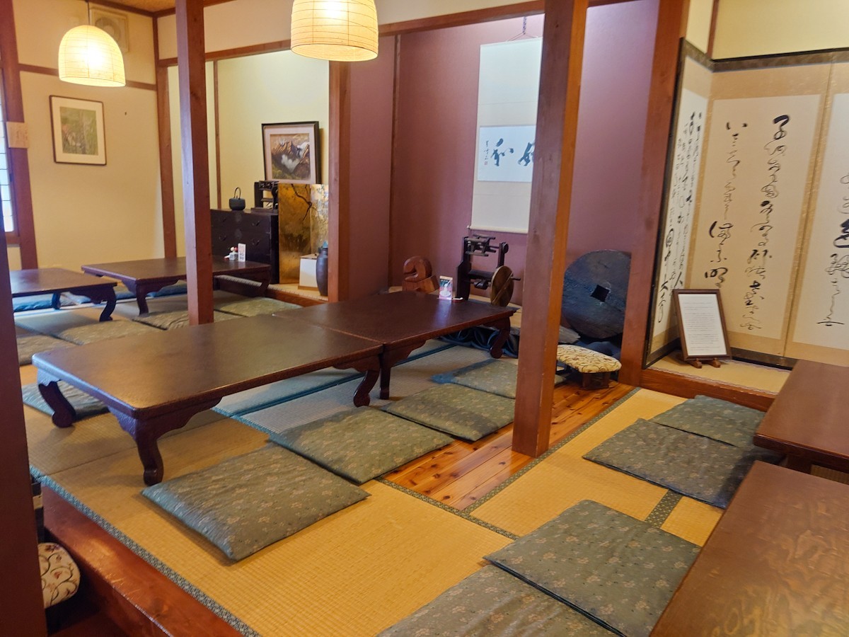 自然薯 茶茶 じねんのむら 飛騨高山店　座敷席の様子