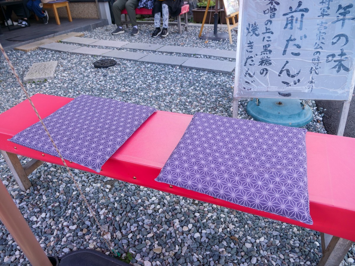 宮前団子　店舗前の縁台