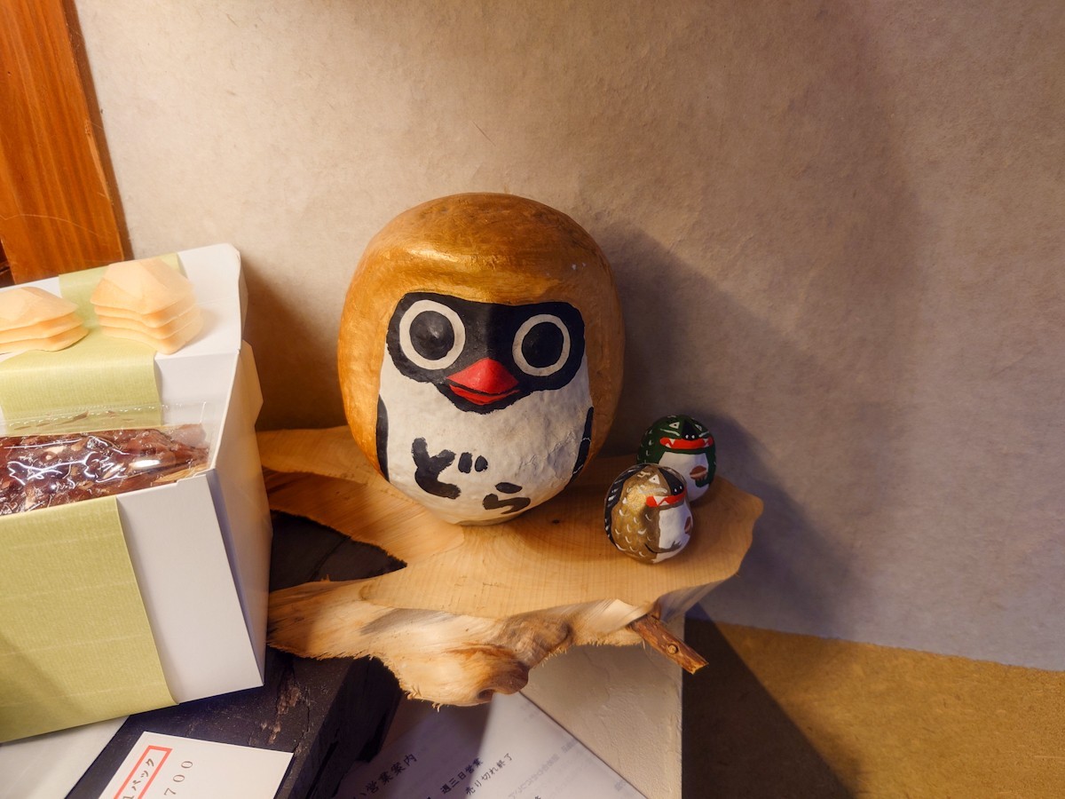 すずめや　店内の雀の置物