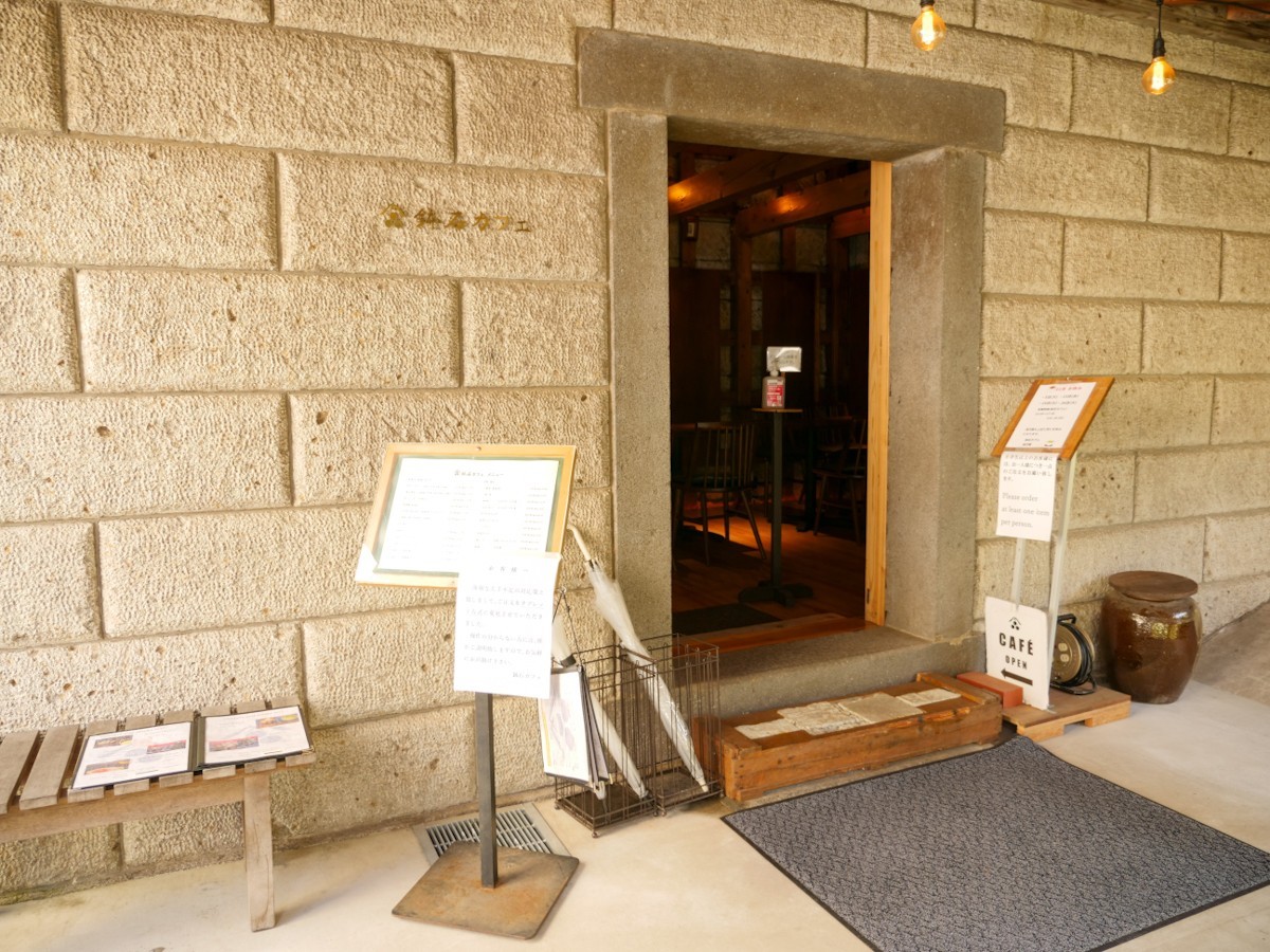 鉢石カフェ　店舗入り口