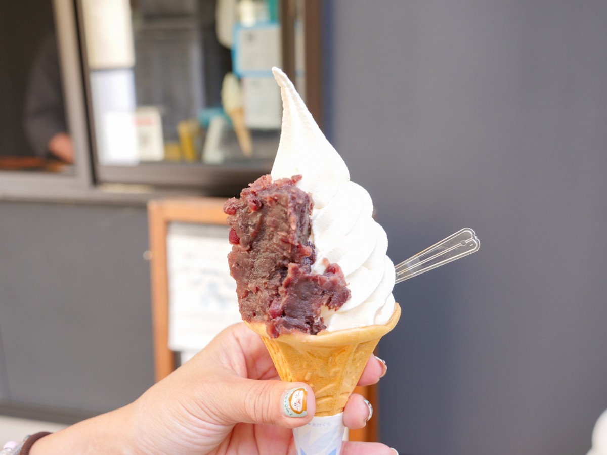 鉢石カフェ　ソフトクリームにつぶあんトッピング