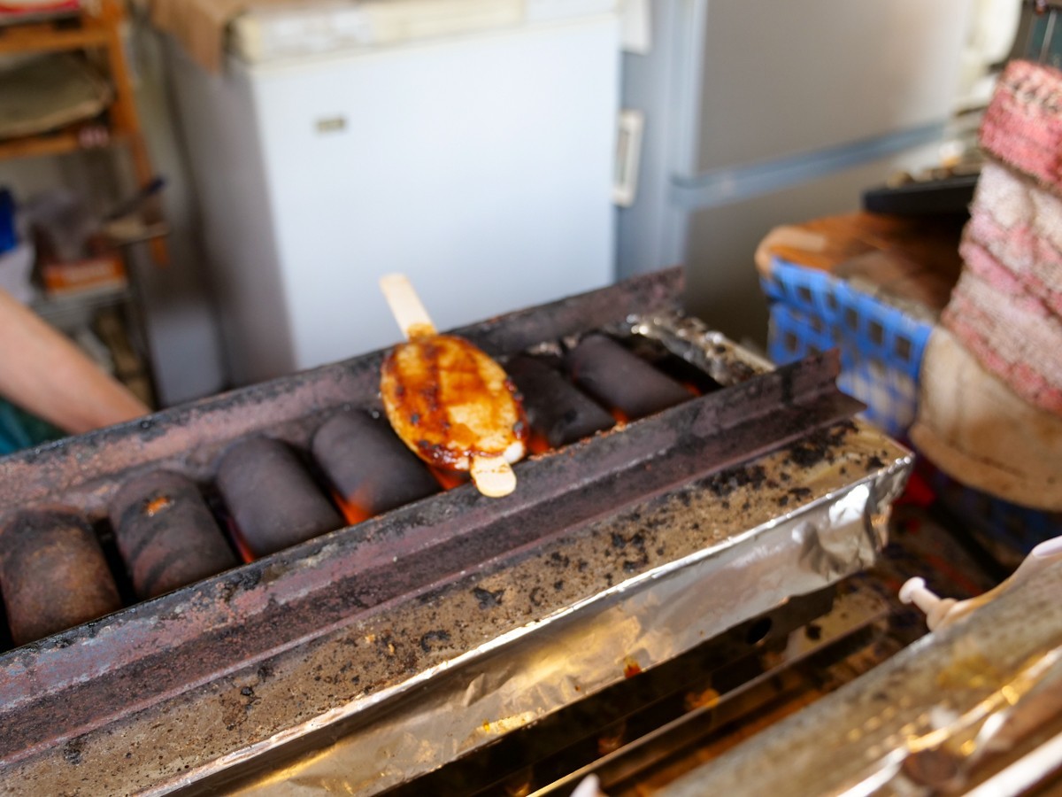 西野モータース 五平餅を焼くところ