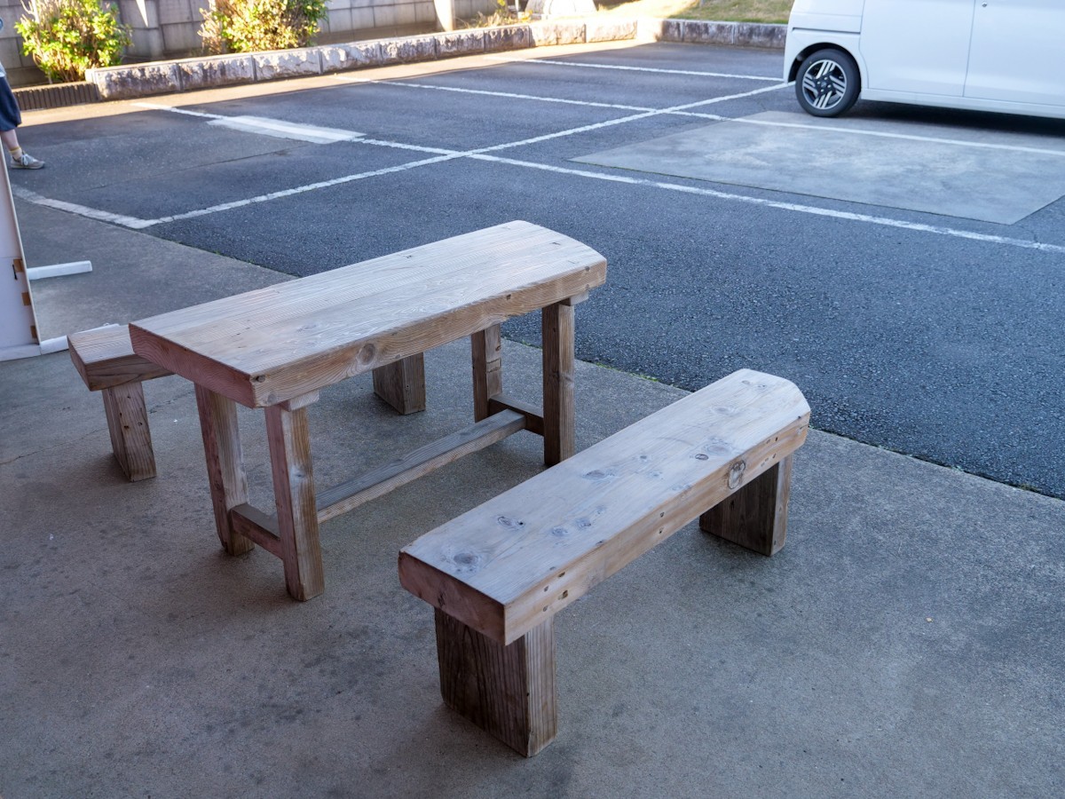 ヤマイチ味噌　玄関前にあるテーブル