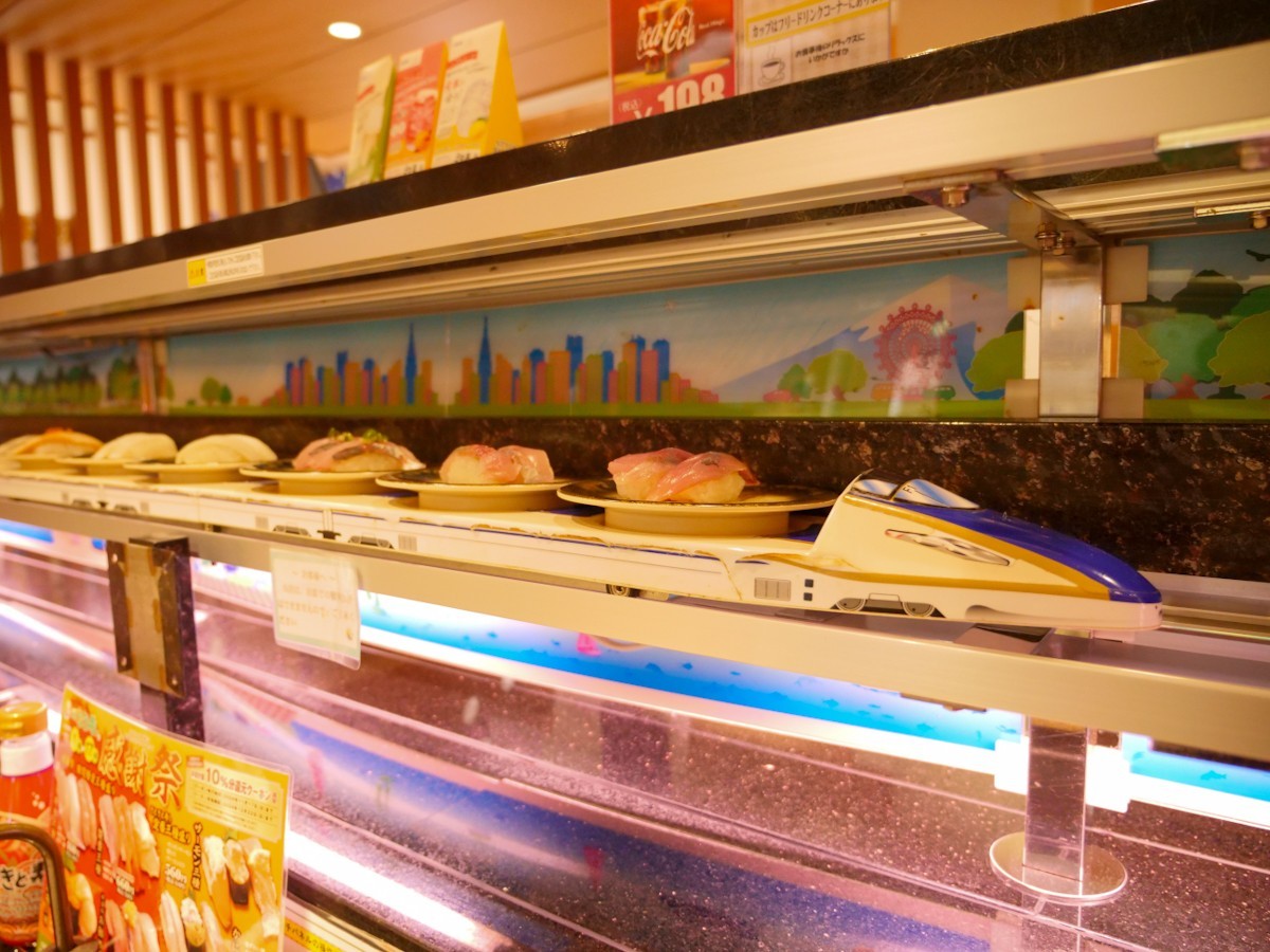 氷見きときと寿し 黒部店　注文したお寿司が電車に乗って運ばれてくる様子