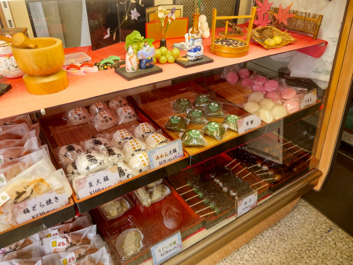 御菓子処 青柳 店内の商品棚①