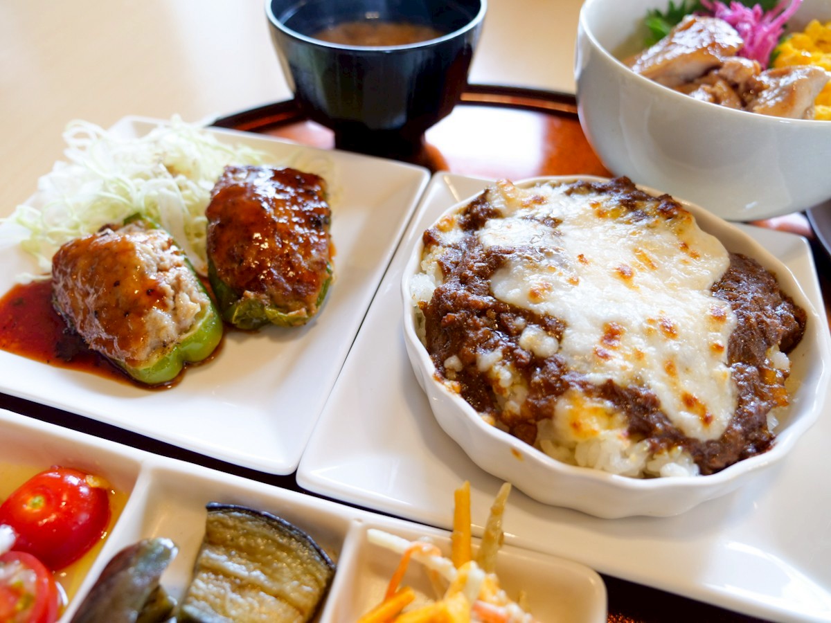 あじっこ　肉詰めピーマンと焼カレー