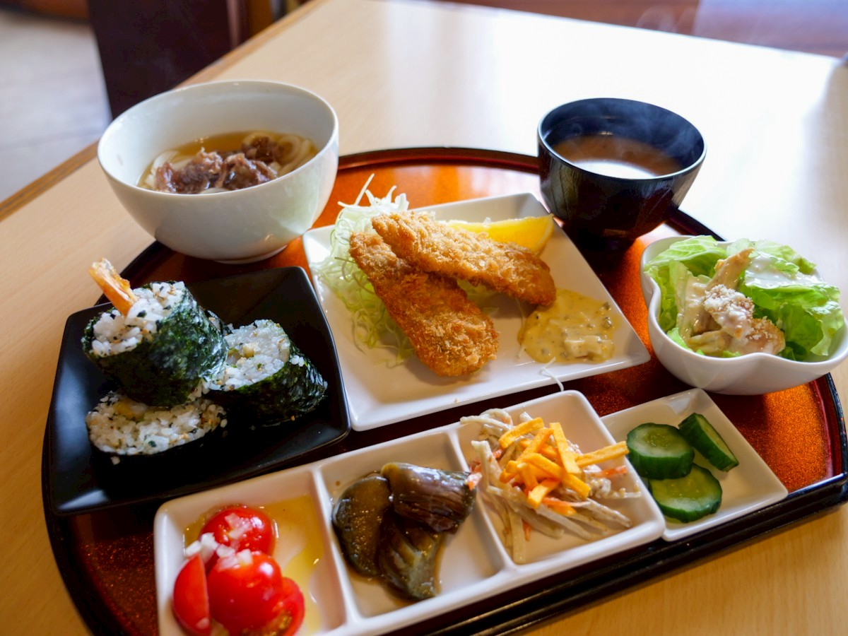 あじっこ　海老天巻き＋肉うどん＋アジフライ