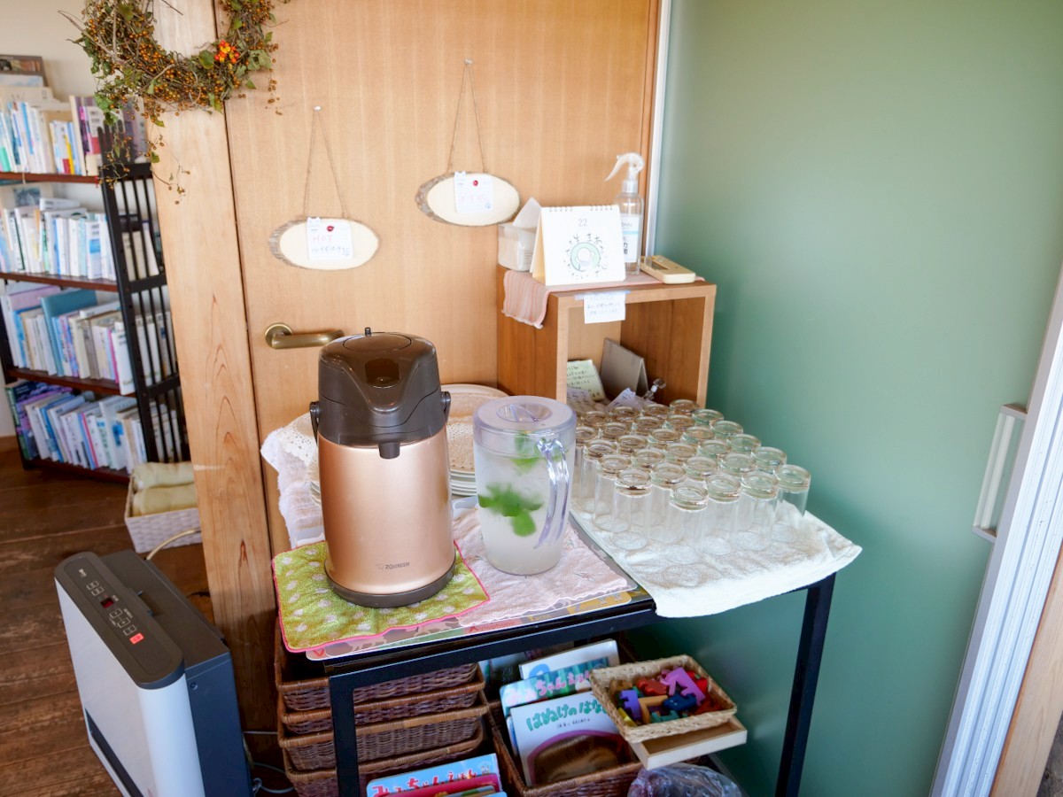 ビブラビブレ　季節の野草のお茶が置いてあるテーブル