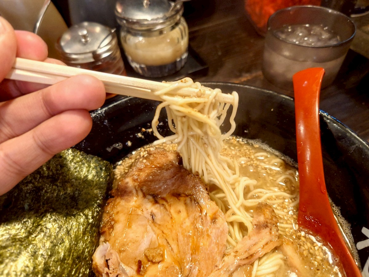 村田屋 ラーメンの麺を持ち上げた様子