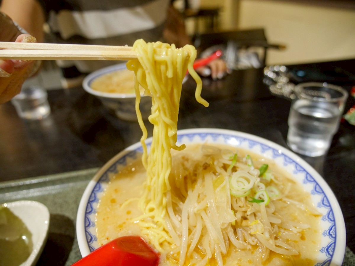 食堂ニューミサ みそらーめんの麺を持ち上げた写真