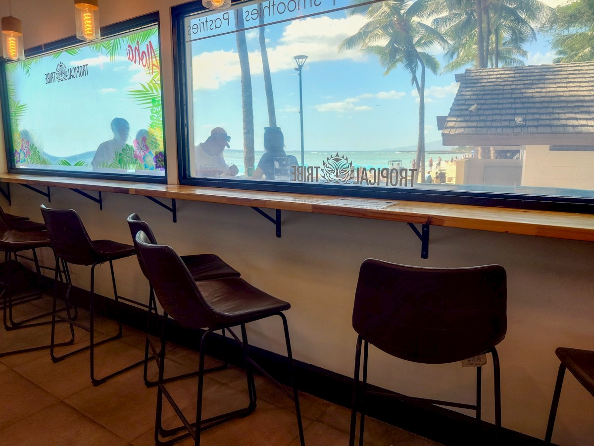 Tropical Tribe　窓側のイートインスペース