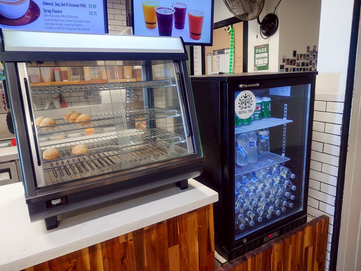 Tropical Tribe　カウンター脇の商品棚