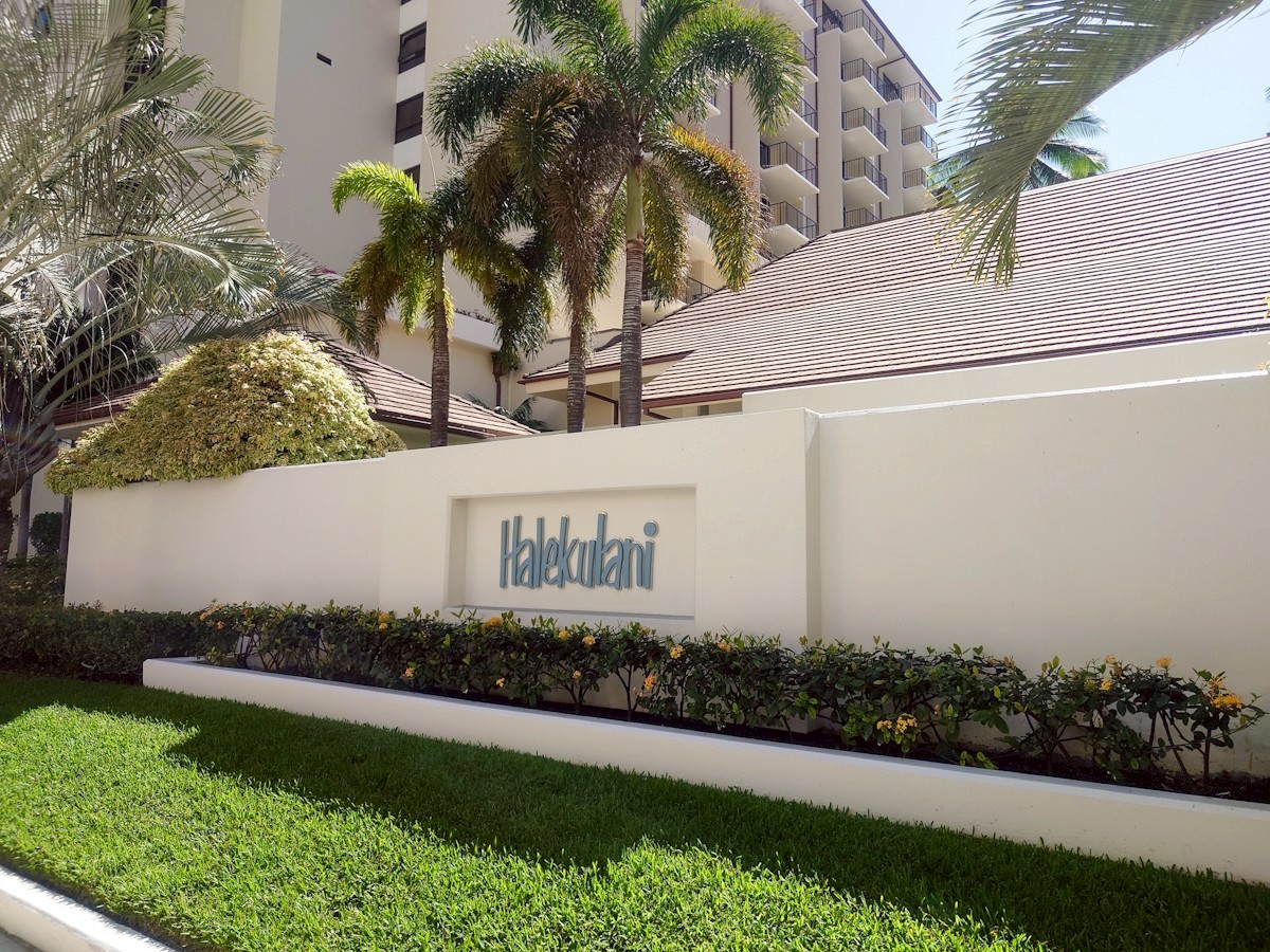 オーキッズ　ハレクラニホテルの看板