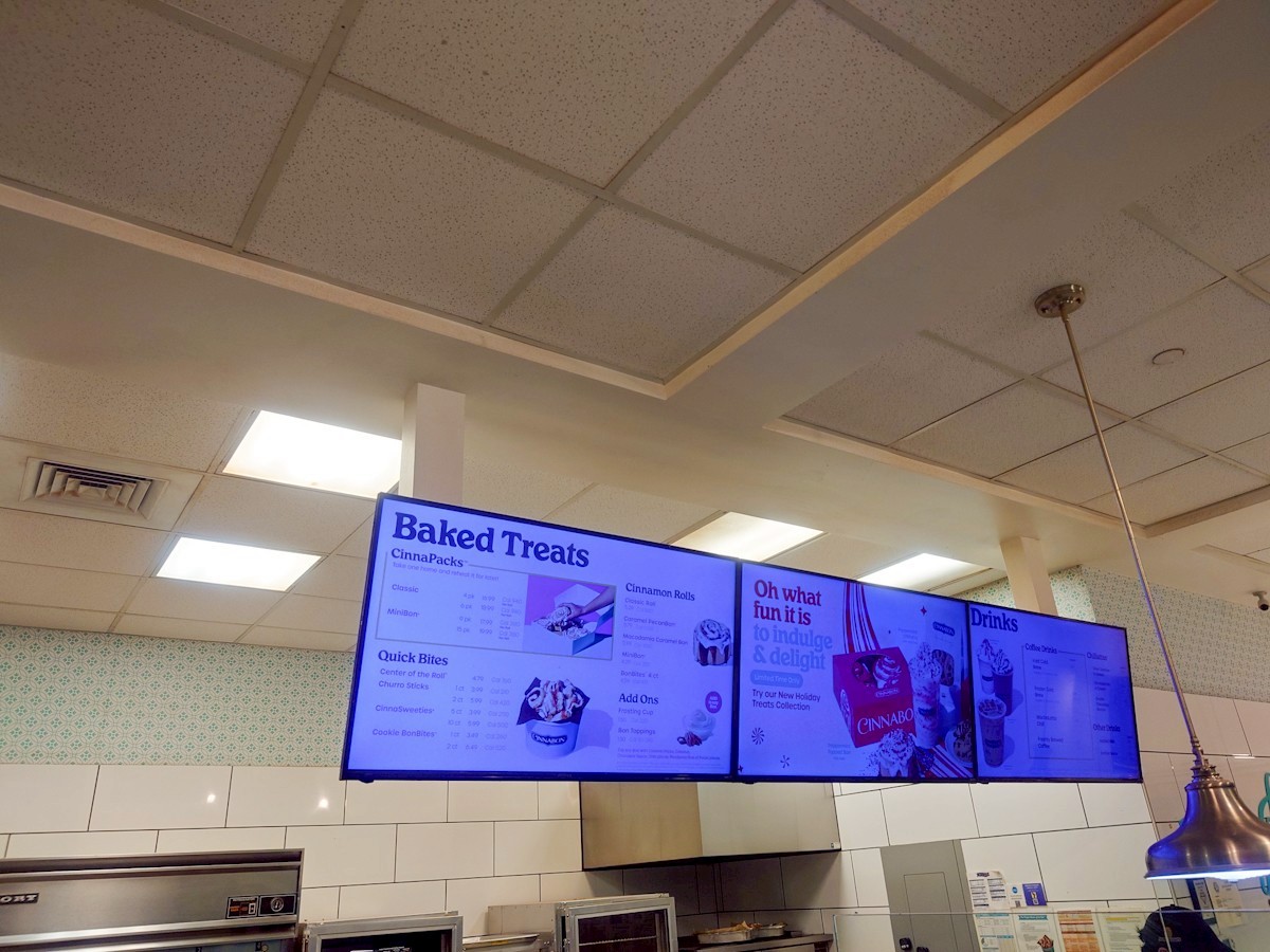 シナボン　メニューが表示されたモニター