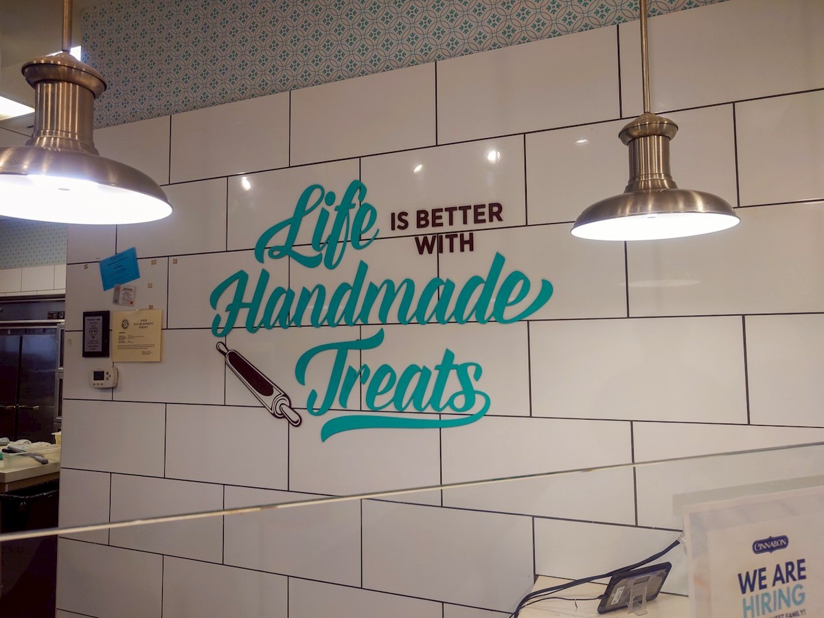 シナボン　店舗の壁のロゴ