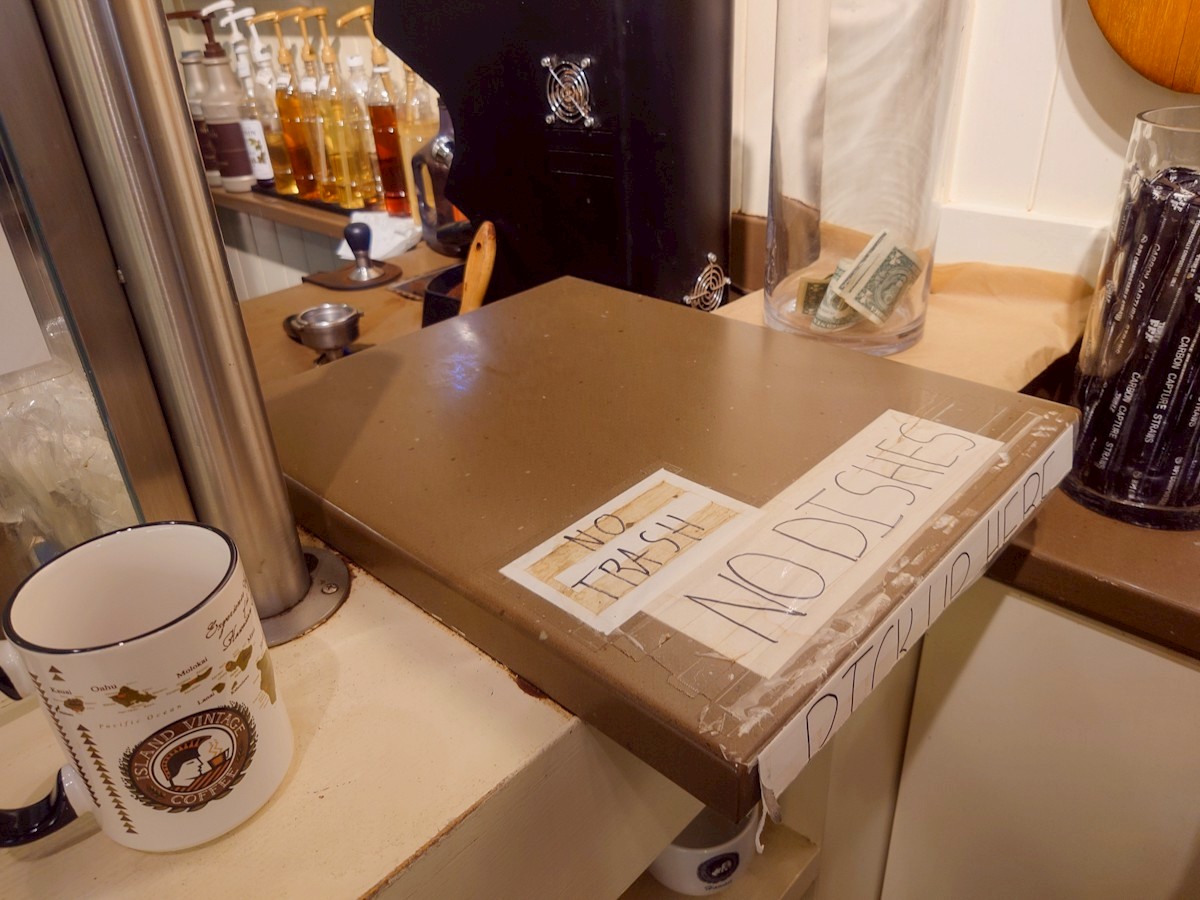 アイランド ヴィンテージ コーヒー　商品受け取り口