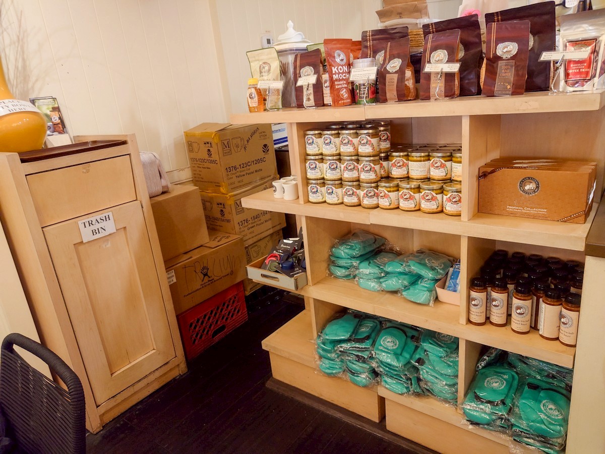 アイランド ヴィンテージ コーヒー　カウンター左手にあるゴミ箱