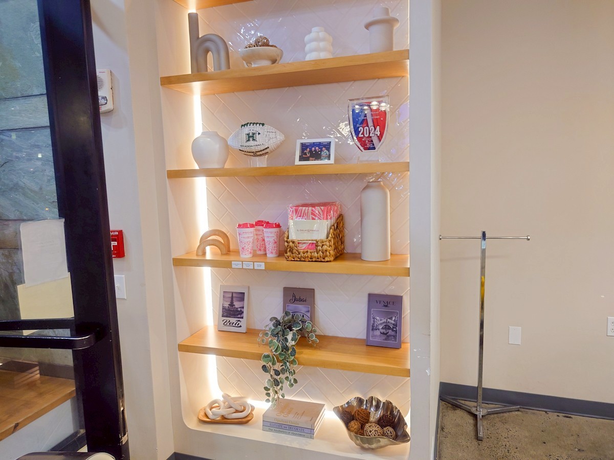 イル・ジェラート　入って左側にある飾り棚
