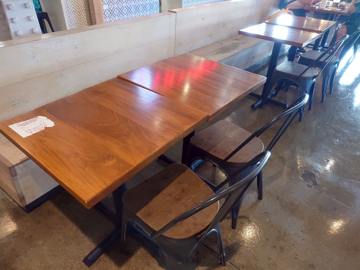 Giovanni's Shrimp フードフロアのテーブル席