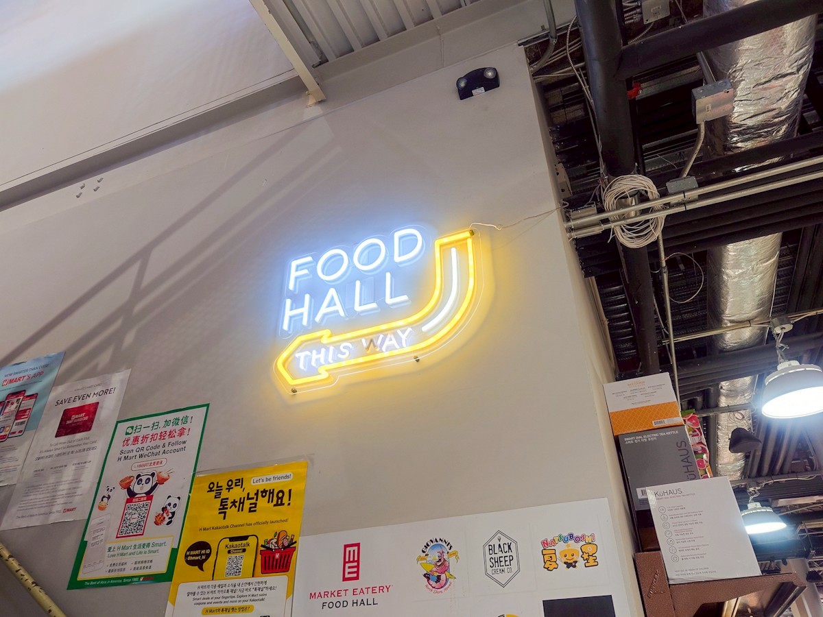 Giovanni's Shrimp フードホールへの案内のライト